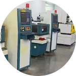 Línea de montaje de conectores automatizada